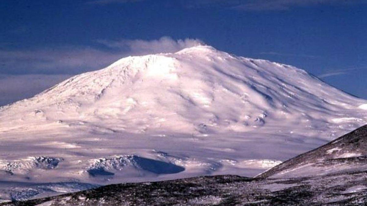 Ilustrasi Gunung Erebus, gunung berapi aktif di Antartika.