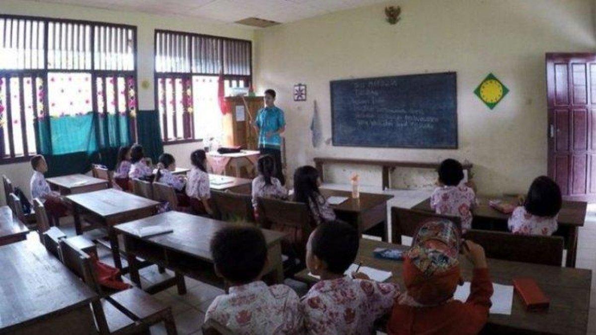 Ilustrasi Guru mengajar di kelas.