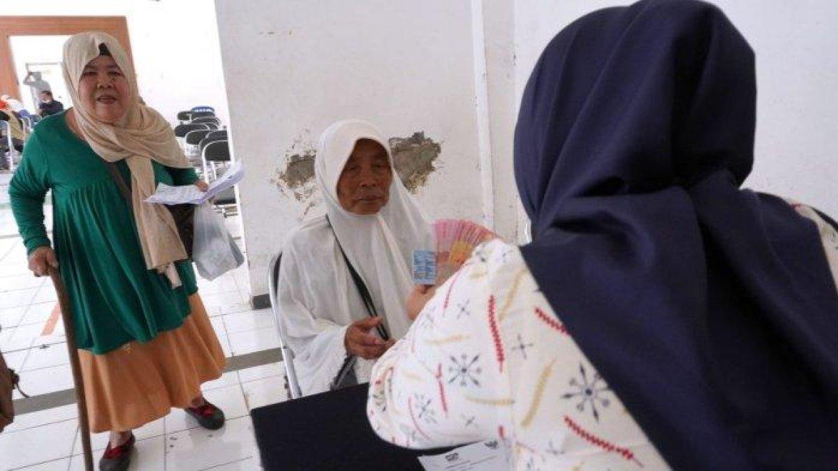 Keluarga Penerima Manfaat (KPM) menerima bantuan sosial (bansos) dari Bantuan Pangan Non Tunai (BPNT) dan Program Keluarga Harapan (PKH) di Kantor Pos Besar, Jalan Asia Afrika, Kota Bandung, Jawa Barat, Jumat (10/5/2024).