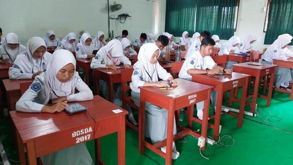 Ilustrasi -'Sejumlah siswa SMA Negeri 1 Banjarbaru saat mengikuti US sesi pertama di sekolah. Berikut ini adalah soal dan kunci jawaban yang dirangkum untuk dijadikan sebagai bahan belajar mata pelajaran Geografi menghadapi ujian semester ganjil atau semester 1 kelas 11 SMA/SMK/MA.