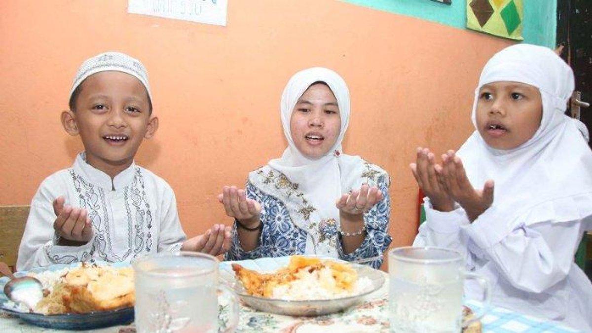 Ilustrasi anak buka puasa