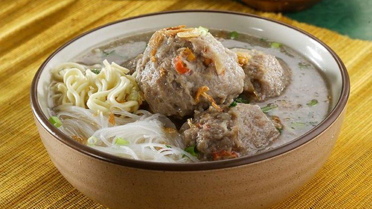 Ilustrasi bakso mercon lengkap dengan kuah kaldu sapi.