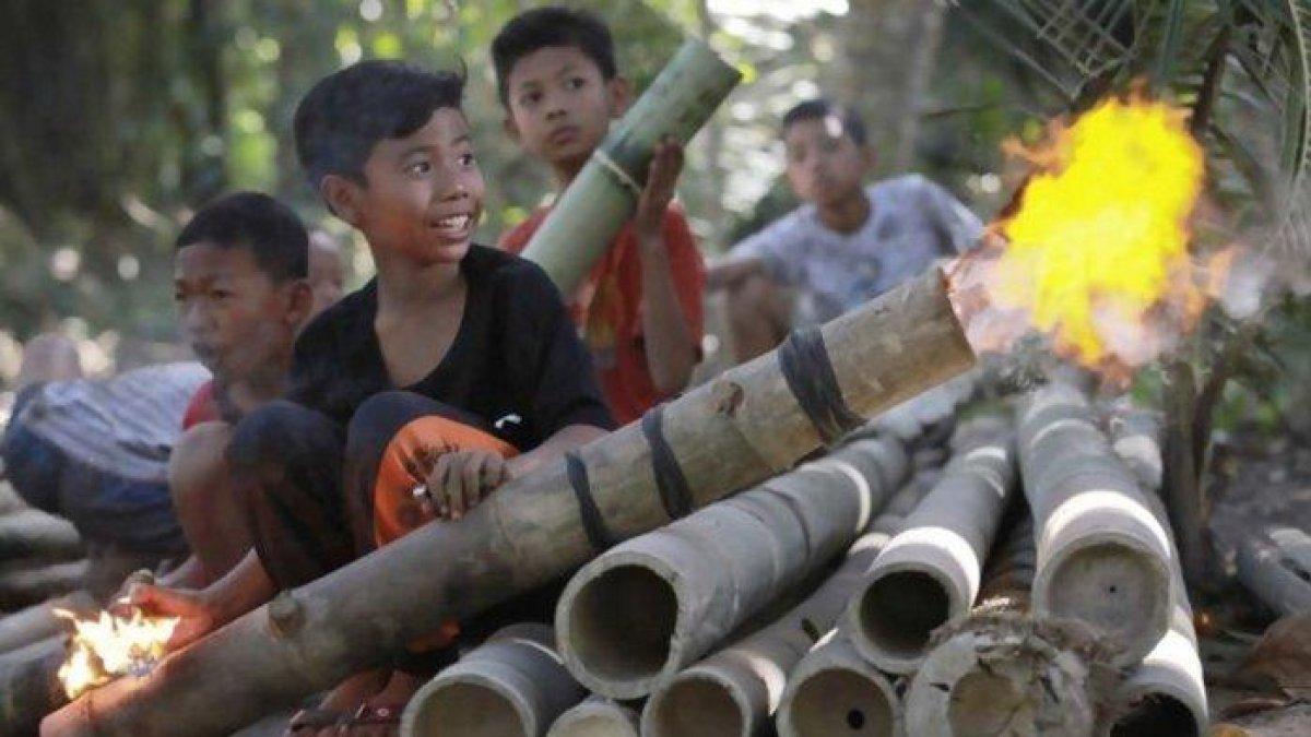 Ilustrasi bocah bermain meriam bambu