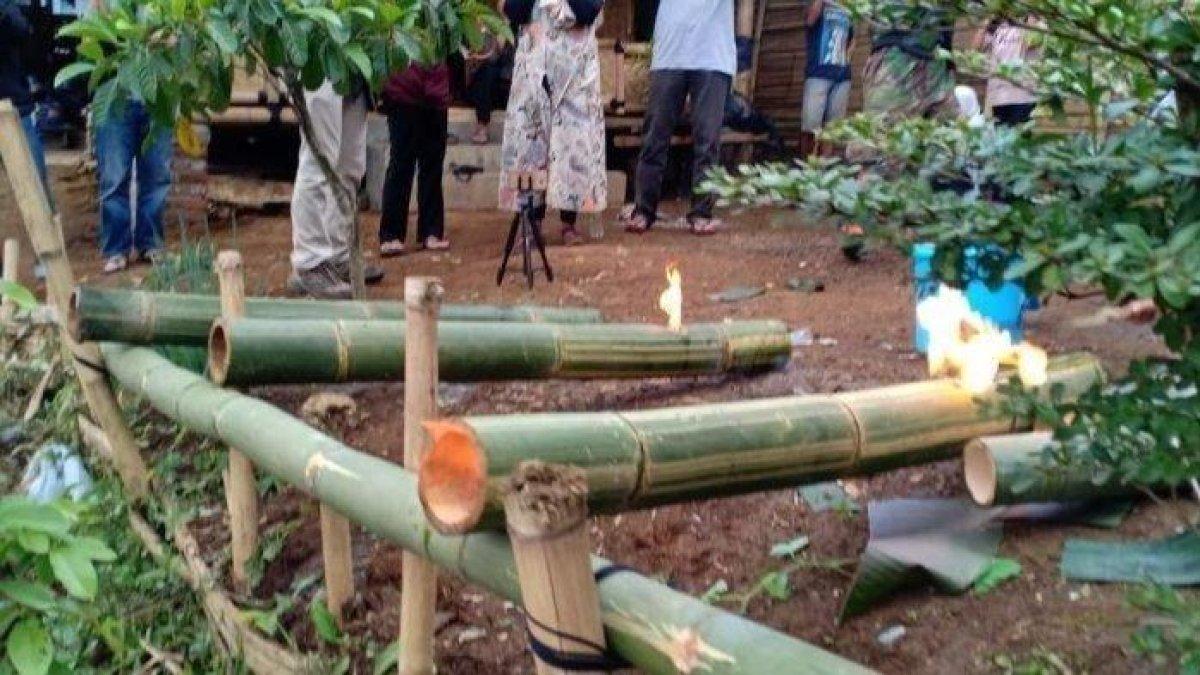 Ilustrasi bocah bermain meriam bambu