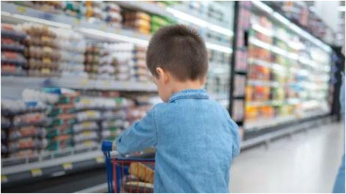 Ilustrasi bocah ikut belanja di supermarket.