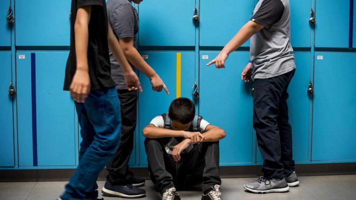 Ilustrasi bullying, penyebab bullying, penyebab terjadinya bullying bisa berasal dari dorongan sekitar sampai kondisi sosial ekonomi tertentu.