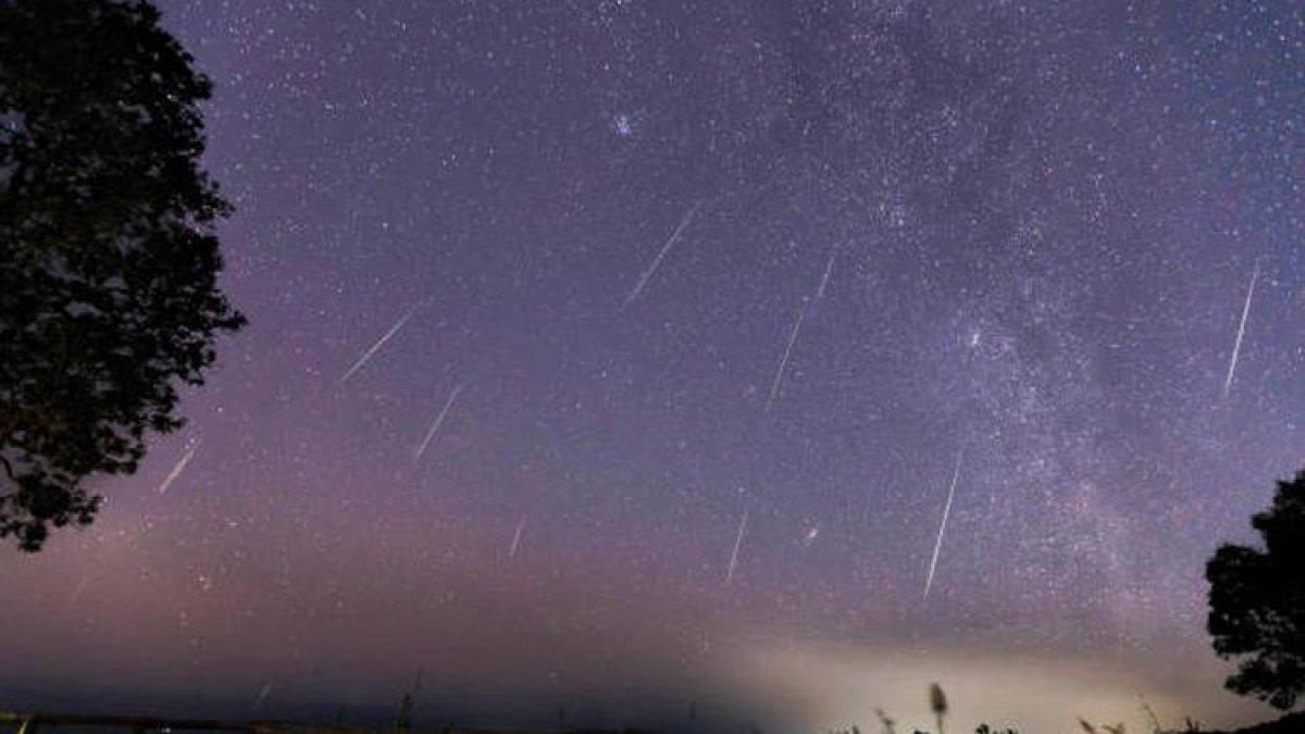 Ilustrasi fenomena hujan meteor. Hujan meteor Taurid.