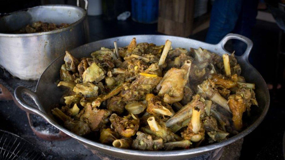 Ilustrasi gulai daging kambing khas Indonesia.