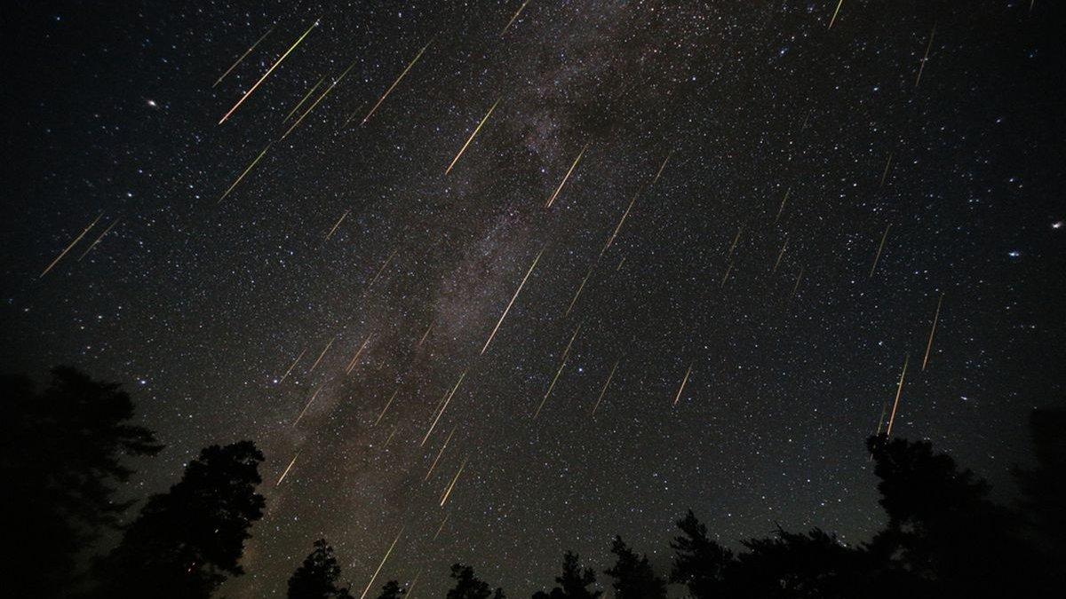 Ilustrasi hujan meteor. Puncak hujan meteor Taurid Selatan pada 4-5 November 2024.