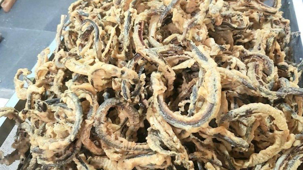 OLEH-OLEH KLATEN - Ilustrasi keripik belut dari Keripik Mbok Sajinem.