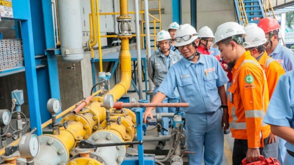 Suasana di dalam pabrik Ajinomoto.