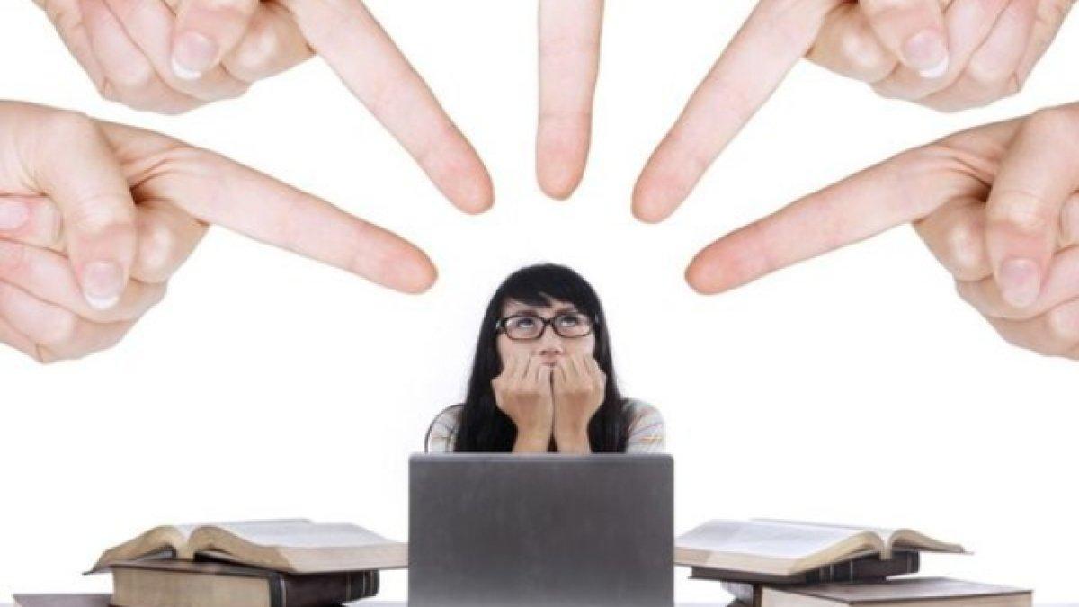 Ilustrasi mahasiswi akhir semester takut pada dosen pembimbing killer dan cara menghadapinya