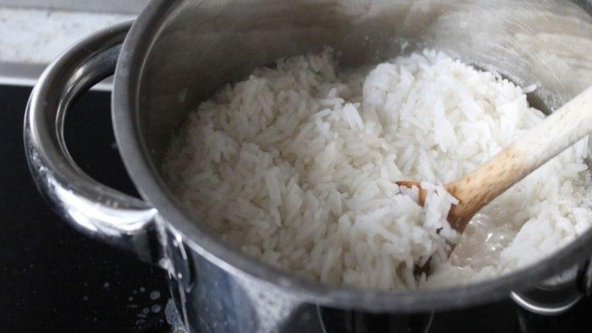 Ilustrasi masak nasi yang kurang matang