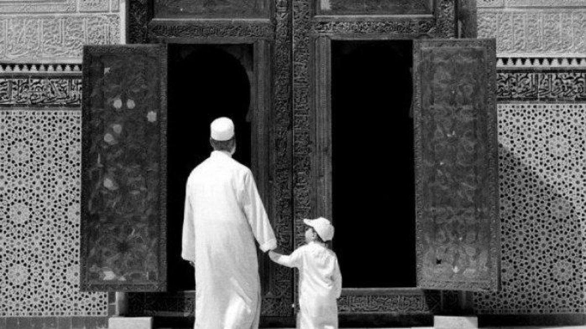 Ilustrasi mengajak anak salat tarawih di masjid