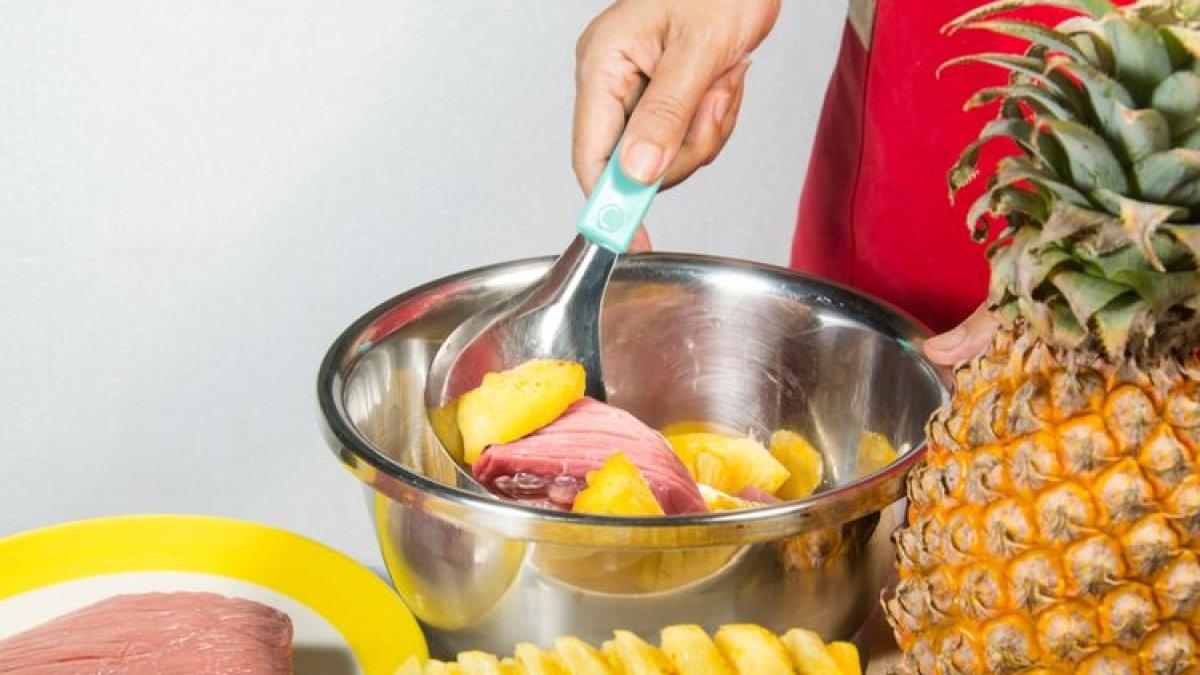 Ilustrasi mengempukkan daging menggunakan nanas.