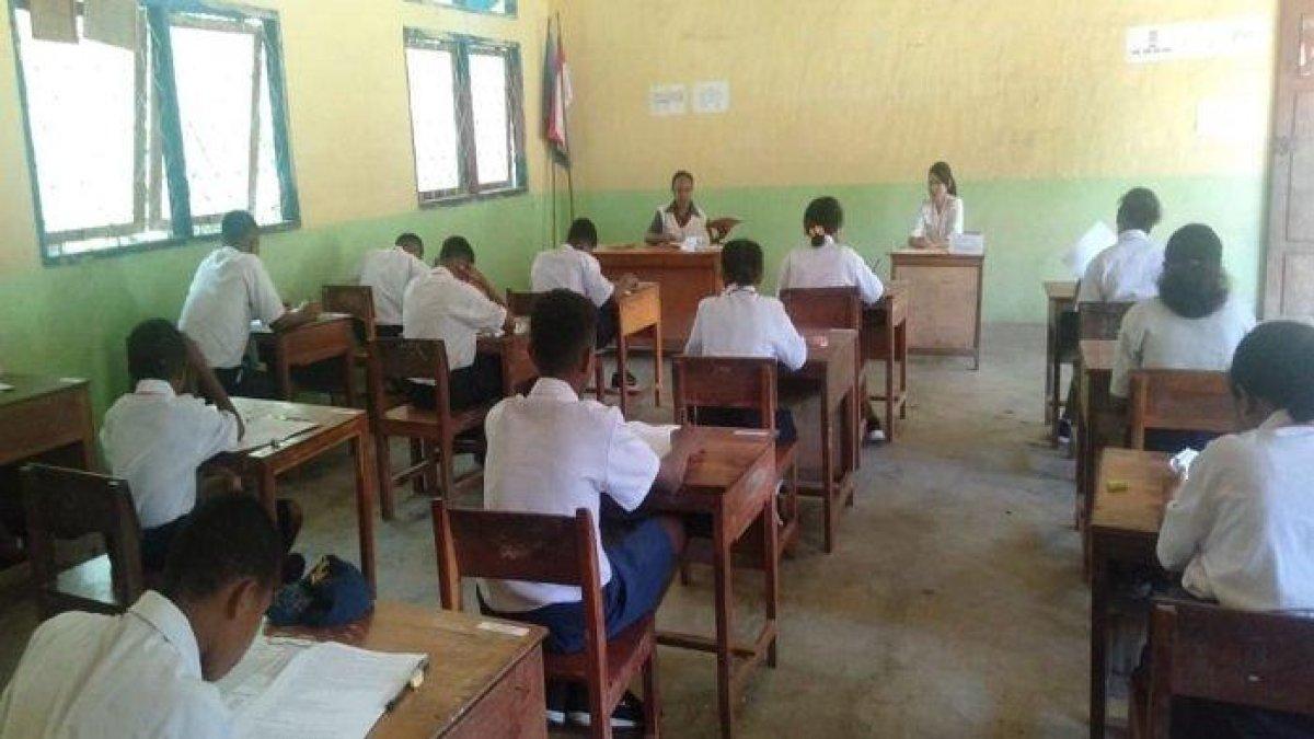 Ilustrasi mengenai anak anak smp sedang melaksanakan kegiatan belajar