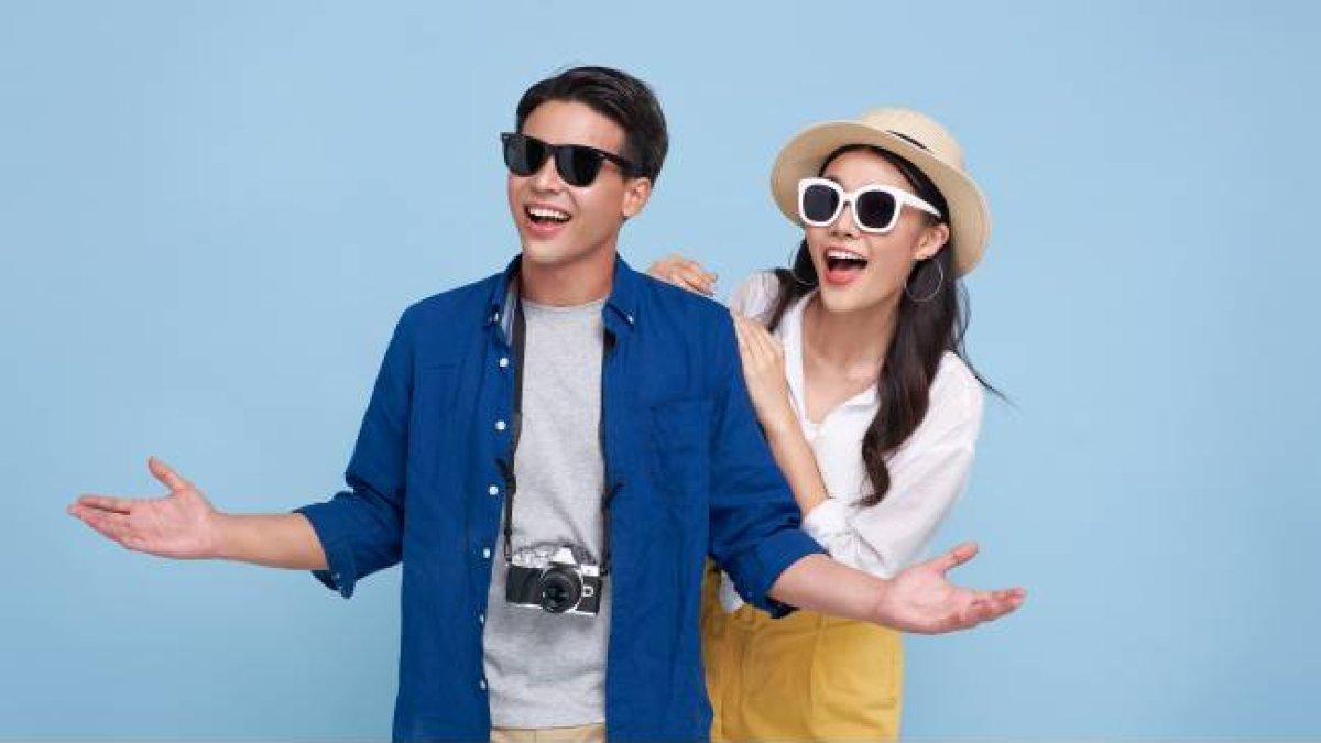 Ilustrasi menikmati liburan selama Natal dan Tahun Baru (Nataru) 2024.