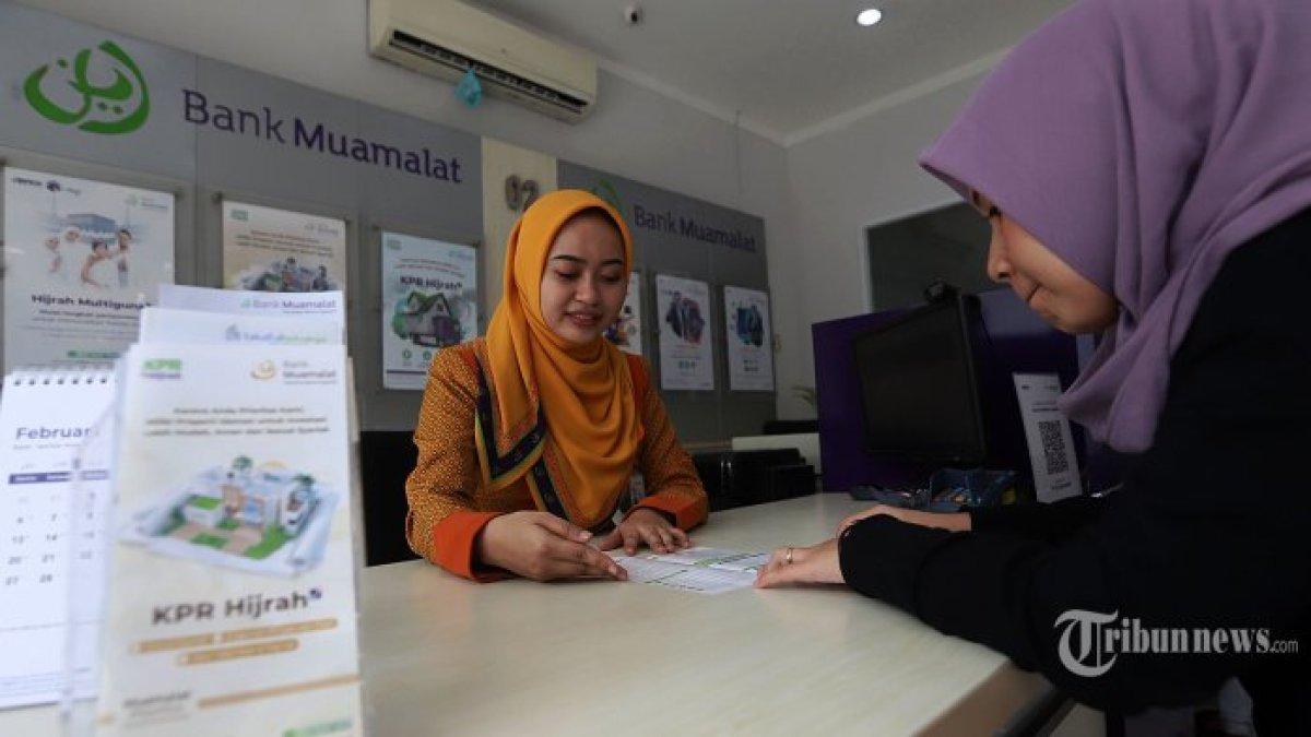 Ilustrasi pegawai Bank Muamalat - Berikut informasi  lowongan kerja Bank Muamalat September 2024, mengisi kebutuhan posisi Customer Service Development (CSD) dan Teller.
