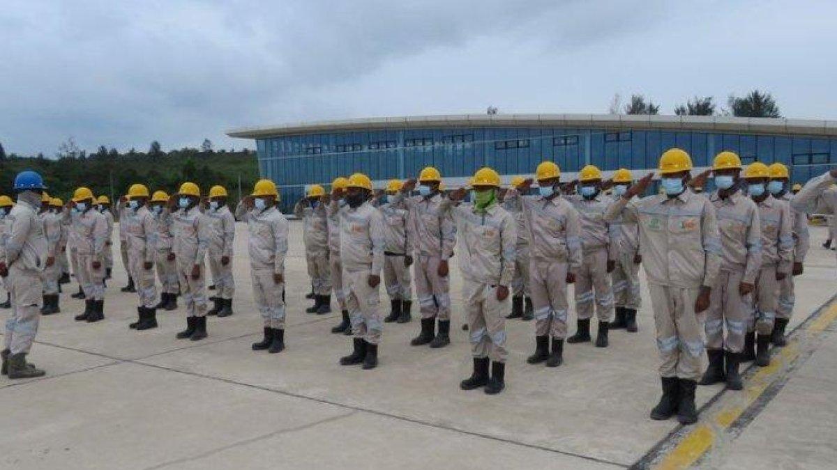Ilustrasi pekerja PT Indonesia Weda Bay Industrial Park (IWIP) sedang berbaris sebelum memulai pekerjaannya di Kawasan Industri Teluk Weda Bay, di Halmahera Tengah, Maluku Utara.