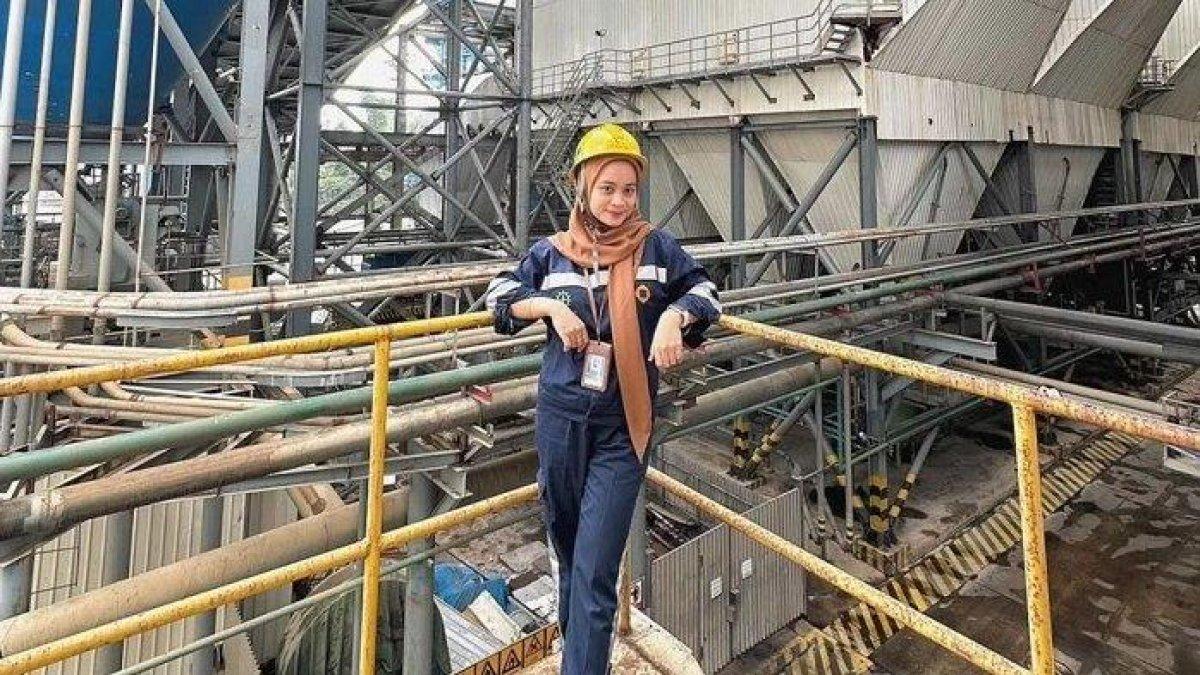 Ilustrasi pekerja tambang wanita.