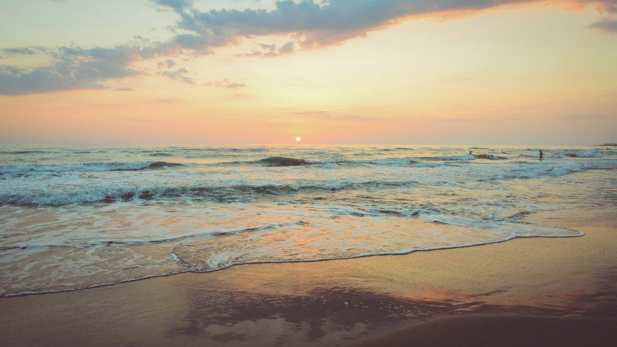 KEINDAHAN PANTAI - Ilustrasi pemandangan sunset cantik di pantai berpasir putih.