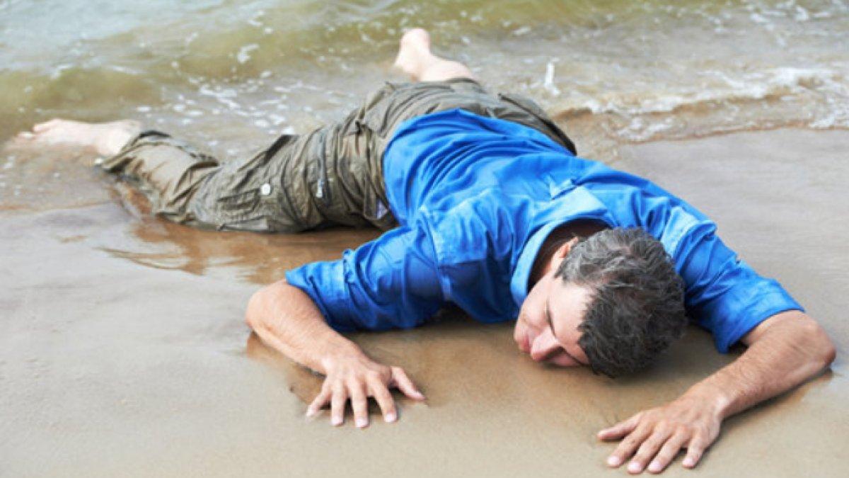 Ilustrasi penemuan jasad di pinggir sungai.