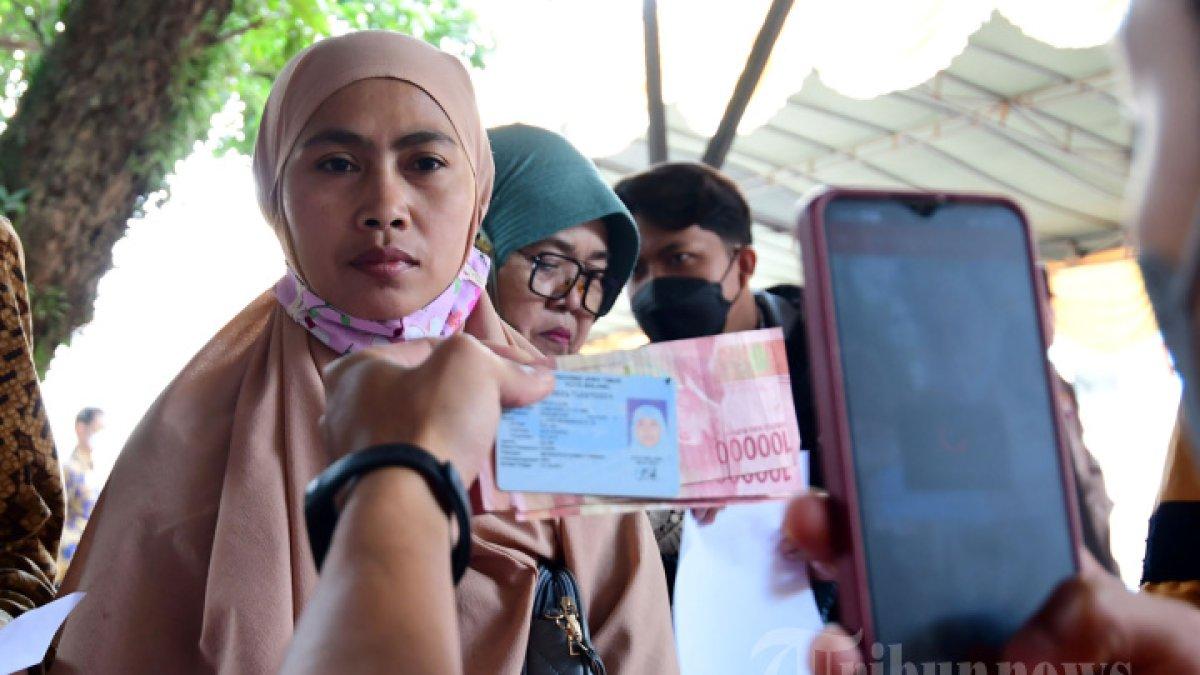 PENERIMA BSU 2025 - Ilustrasi penerima Bantuan Subsidi Upah (BSU) 2025. Sejumlah warga Kota Malang menerima bantuan langsung tunai (BLT) dampak kenaikan bahan bakar minyak (BBM) sebesar Rp500 ribu di Kantor Pos Kota Malang, Kamis (8/9/2022).