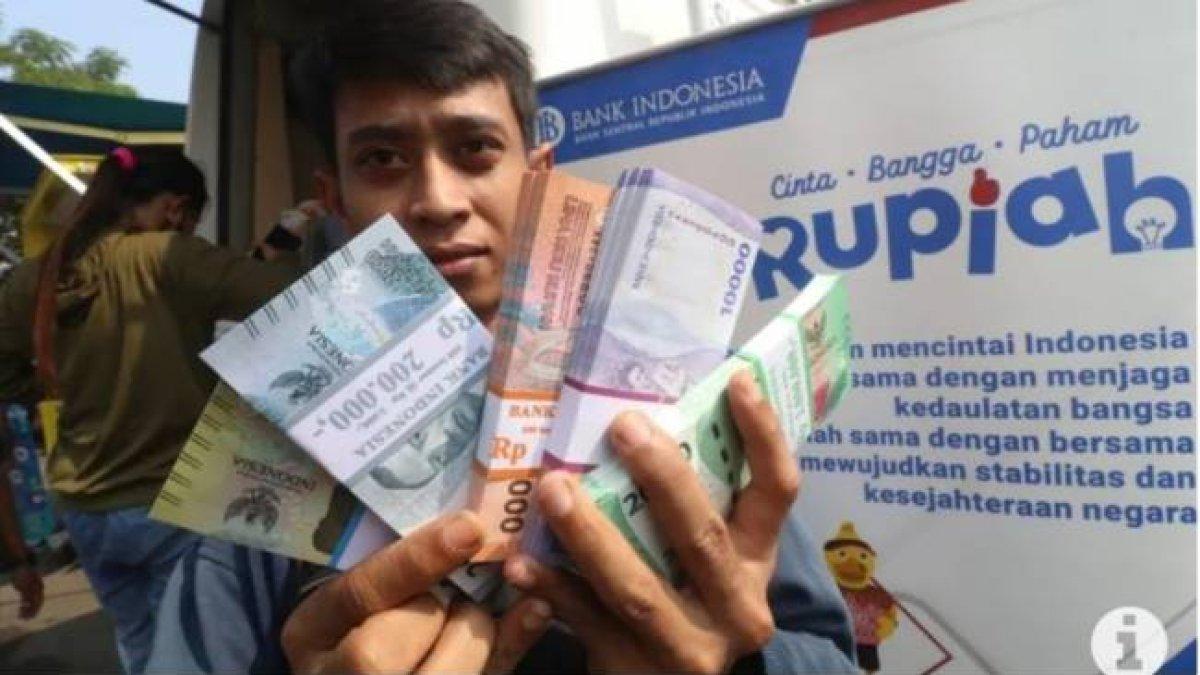 TUKAR UANG BARU - Ilustrasi penukaran uang. Warga memperlihatkan uang baru tahun emisi 2022 saat penukaran uang pada mobil kas keliling Bank Indonesia di GOR Jayabaya, Kota Kediri, Jawa Timur, Sabtu (25/3/2023).