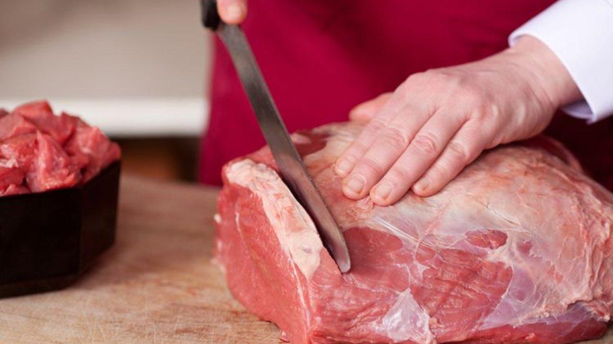 Ilustrasi pisau untuk memotong daging, memotong daging mentah.