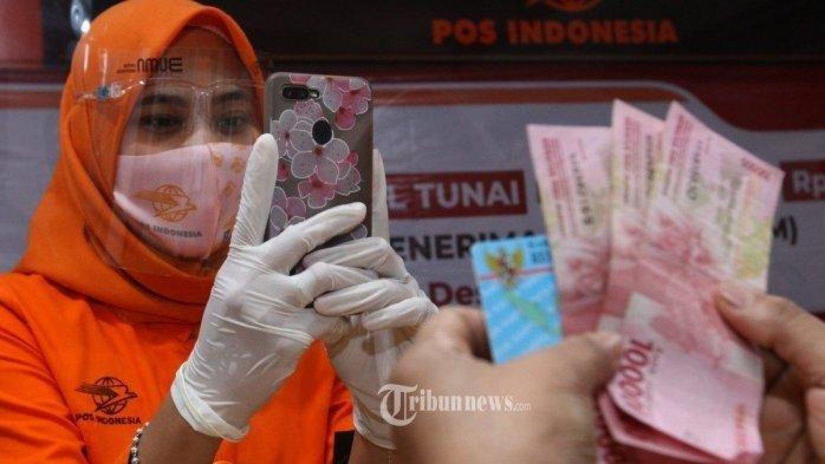 CARA MENCAIRKAN BANSOS - Ilustrasi proses pencairan Bansos melalui Kantor Pos diunduh dari Dok. Tribun Jabar Sabtu(15/2/2025). Begini cara mencairkan Bansos PKH 2025.
