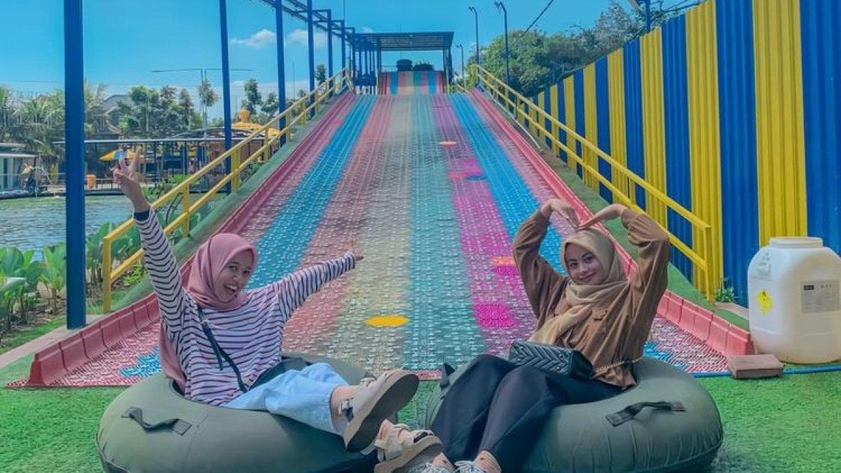 BLITAR PARK: Ilustrasi rainbow slide di Blitar Park, Jawa Timur (1)