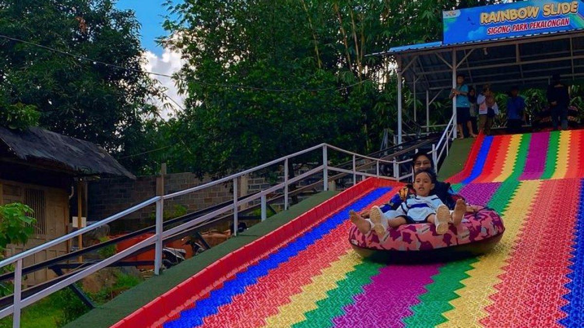 SIGONG PARK PEKALONGAN: Ilustrasi rainbow slide di Sigong Park Pekalongan