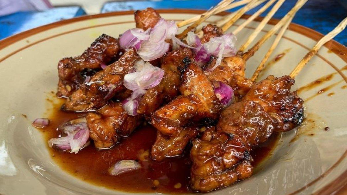 Ilustrasi sate kambing. Resep bumbu sate sebelum dan sesudah dibakar untuk mengolah daging kurban.