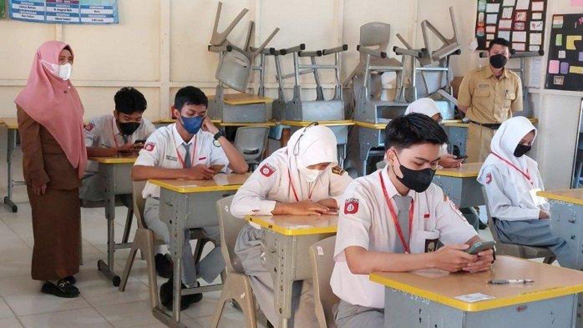 Ilustrasi. siswa kelas 12 di SMA Negeri 5 Banjarmasin, ketika mengerjakan soal Ujian Sekolah (US) menggunakan gawai mereka mas.