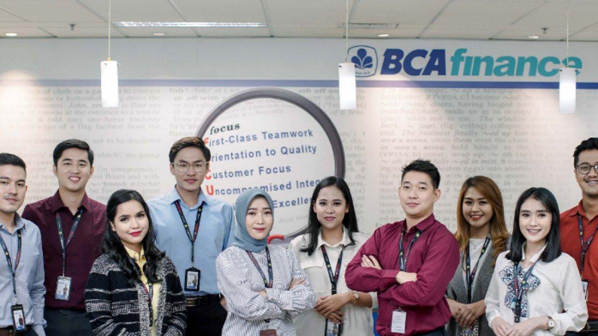 Ilustrasi suasana kerja di BCA Finance.