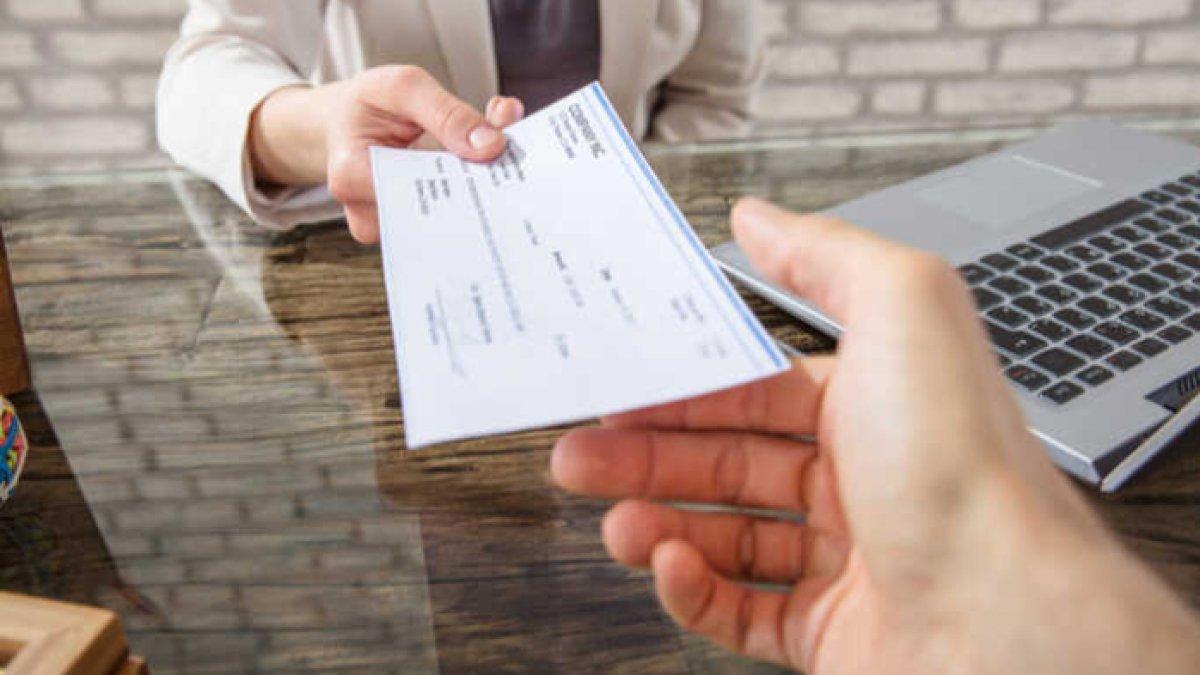 Ilustrasi surat berharga,- kunci jawaban soal 'Apa yang dimaksud dengan klausula atas tunjuk dan klausula atas pengganti pada surat berharga?'