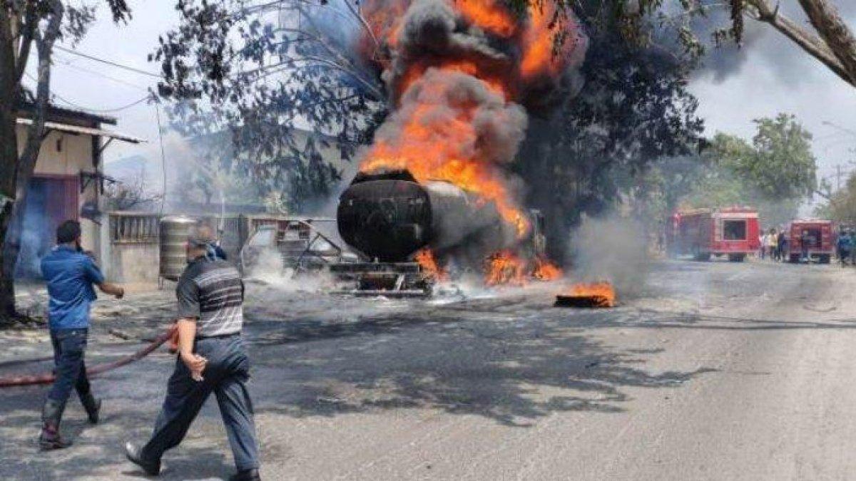 Ilustrasi truk tangki Pertamina meledak dan hangus terbakar.