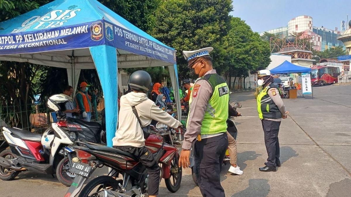 Sejumlah pengendara motor digiring polisi untuk dilakukan cek emisi di Terminal Blok M, Kebayoran Baru, Jakarta Selatan, Jumat (1/9/2023).