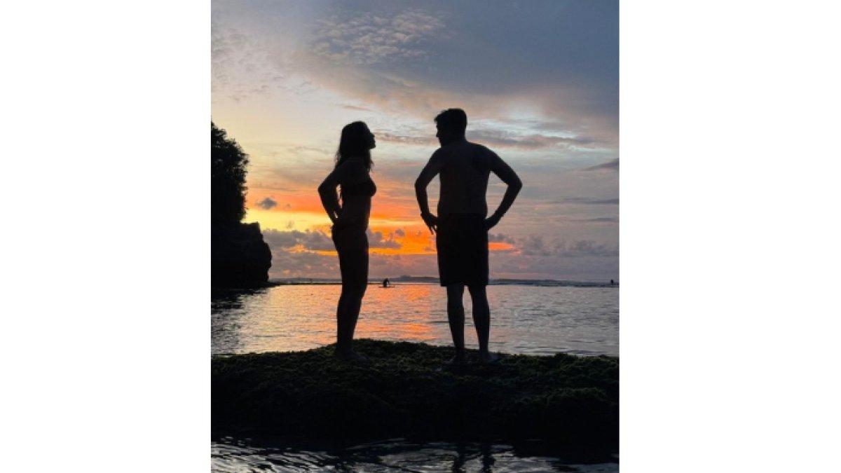 Imelda dan Kevin Julio habiskan waktu berdua di pantai