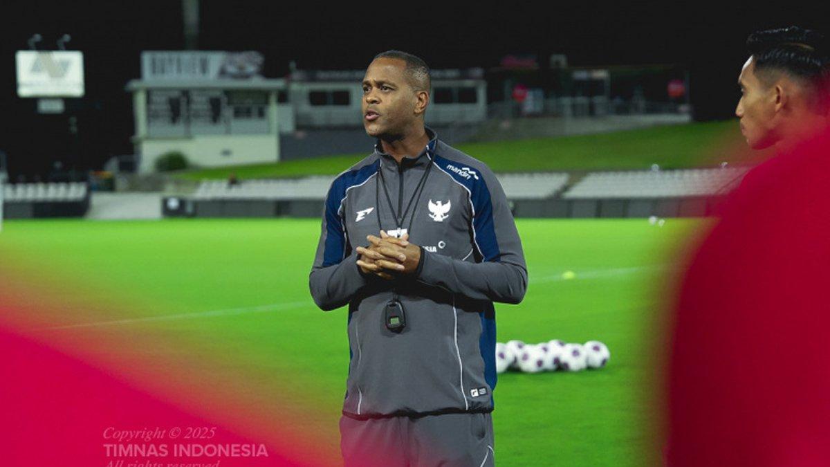 TIMNAS INDONESIA KALAH - Pelatih kepala Timnas Indonesia, Patrick Kluivert optimistis setelah memimpin latihan perdana skuad Garuda di Stadion Netstrata Jubilee, Sydney pada Selasa, (18/3). Inilah dalih yang diutarakan Patrick Kluivert setelah Timnas Indonesia hancur dikalahkan Australia 1-5.