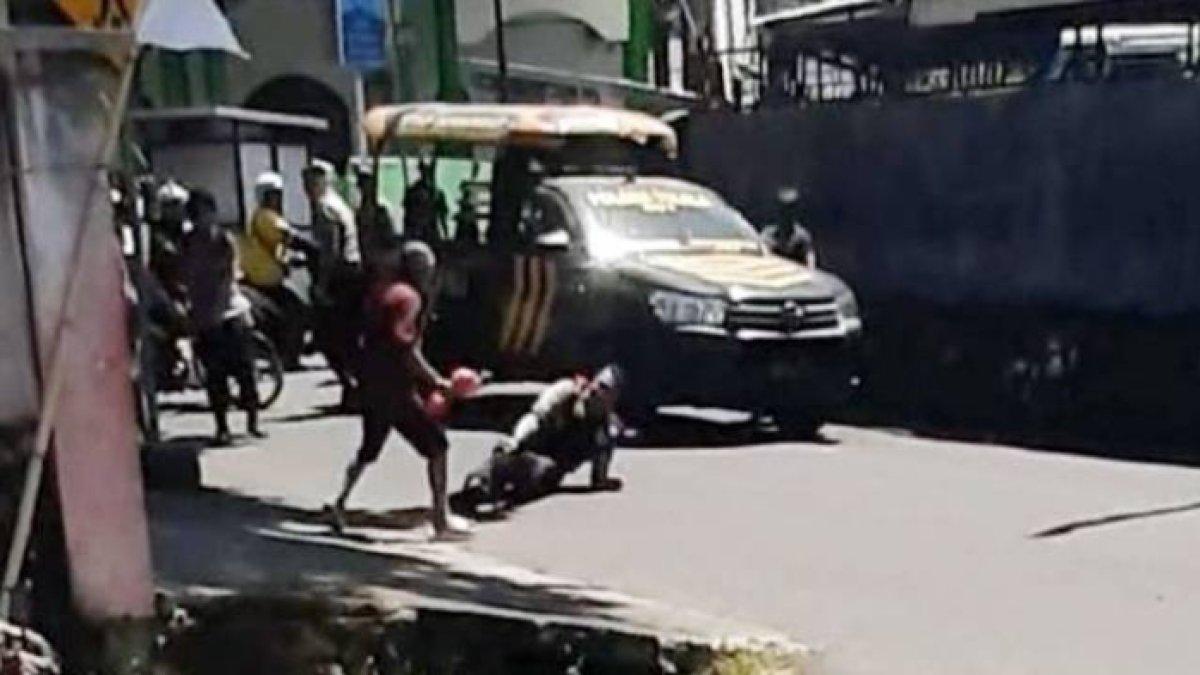 Inilah detik-detik Aiptu Malino Baginda ditebas parang oleh ODGJ di Manado, warga meminta tembak!