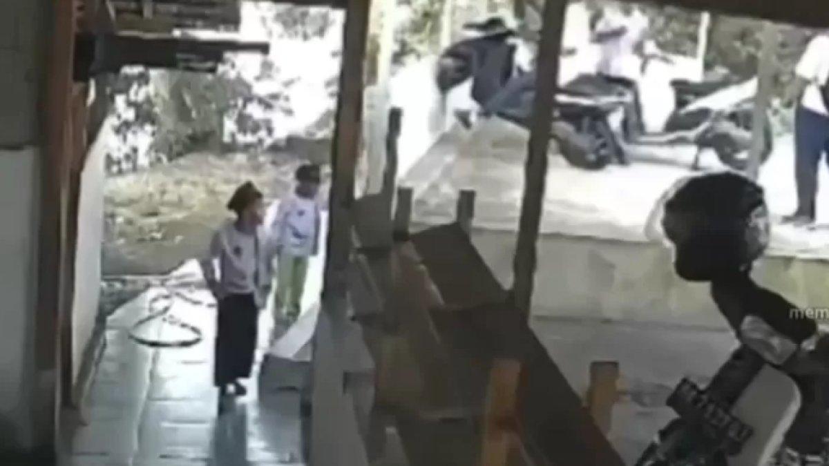 Inilah detik-detik bocah SD lagi berwudu tiba-tiba tertimpa tembok beton Masjid di Padang, gegara aksi standing motor remaja