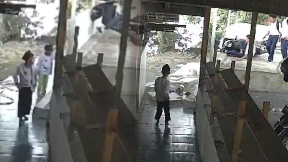 Inilah detik-detik bocah SD lagi berwudu tiba-tiba tertimpa tembok beton Masjid di Padang, gegara aksi standing motor remaja