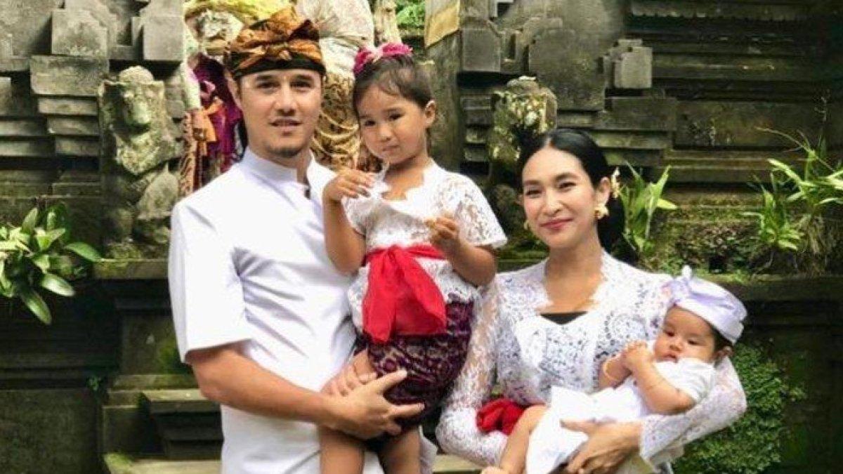 Inilah lima artis Indonesia yang diduga pindah agama menjadi penganut Hindu setelah menikah.
