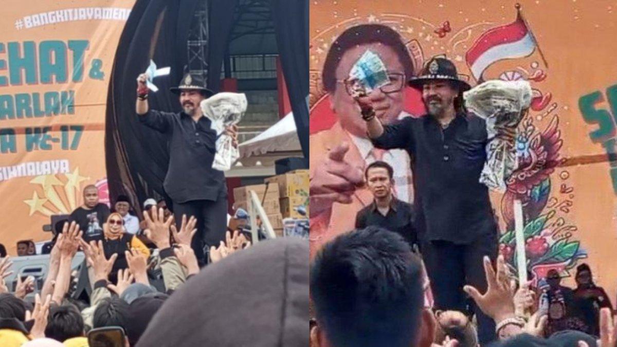 Inilah momen pesulap Limbad melakukan atraksi mengubah koran menjadi uang lalu disebar ke warga dari panggung