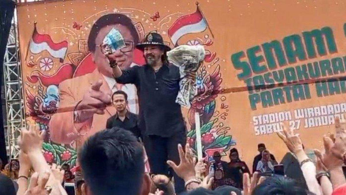 PROFIL LIMBAD - Inilah momen pesulap Limbad melakukan atraksi mengubah koran menjadi uang lalu disebar ke warga dari panggung