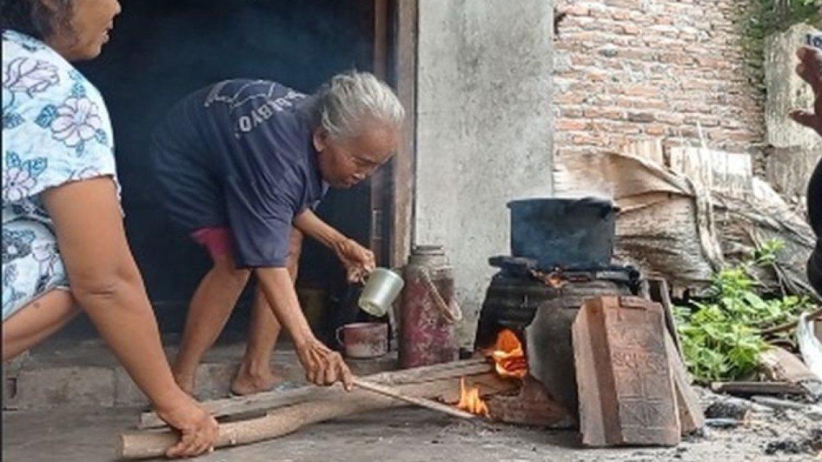 Inilah nasib Mbah Semi tinggal di gubuk reyot di Magetan tak terdaftar bansos, justru warga yang punya mobil malah kebagian