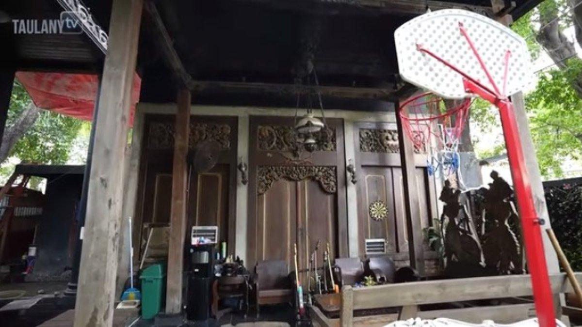 Inilah potret rumah El Rumi sejak sering dimarahi Ahmad Dhani gegara sering bawa teman ke kamar, cukup klasik terlihat dari ornamen kayu