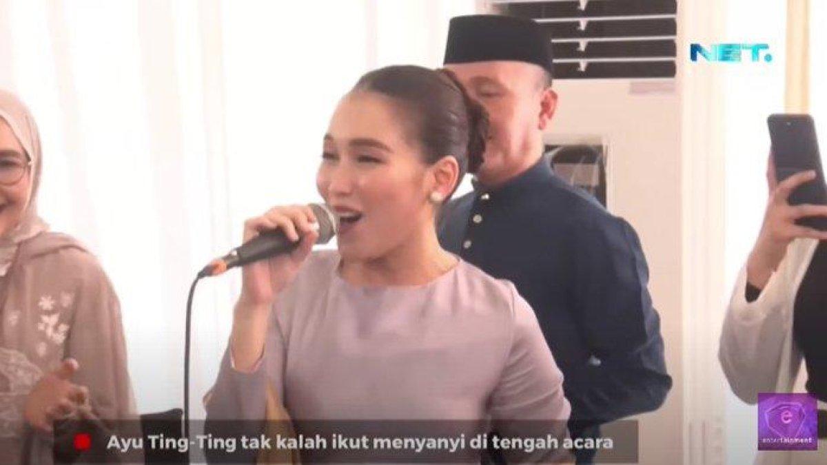 Inilah reaksi Dharsyi Akib, ayah dari Lettu Fardhana saat melihat Ayu Ting Ting disawer ketika nyanyi di sebuah acara.