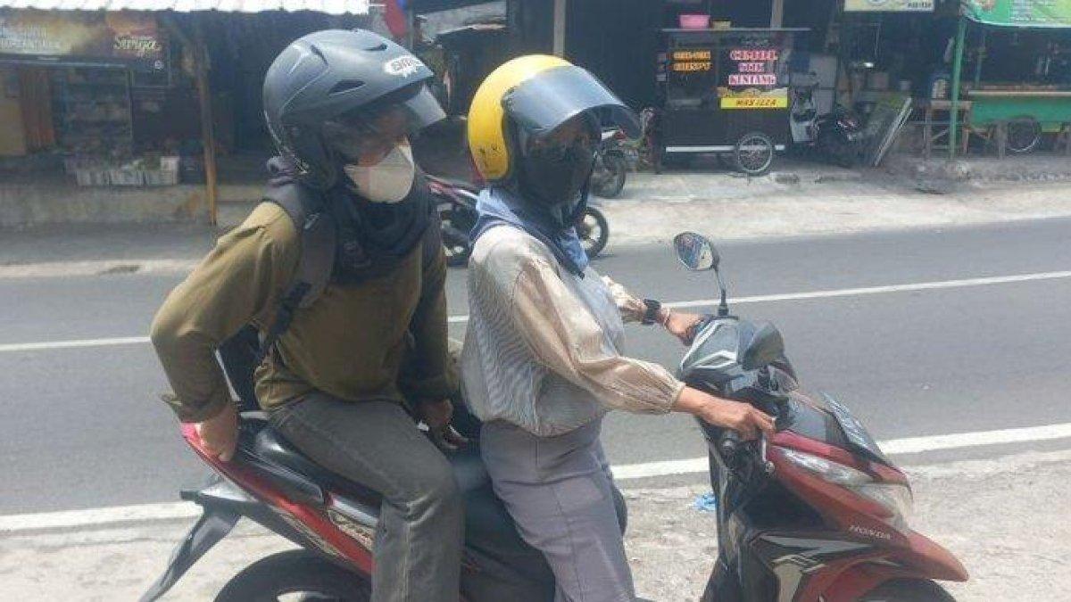 Inilah sosok Dini Nur Kholisah mahasiswi yang buka jasa antar jemput (anjep) dan jasa titip (jastip)